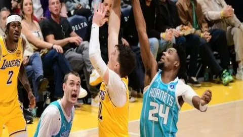 17岁中国女篮新星10分钟轰下17分泪洒赛场，与三大“女长城”同场争艳